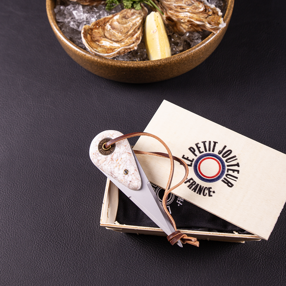 Couteau à huîtres avec manche en coquilles Saint-Jacques recyclées